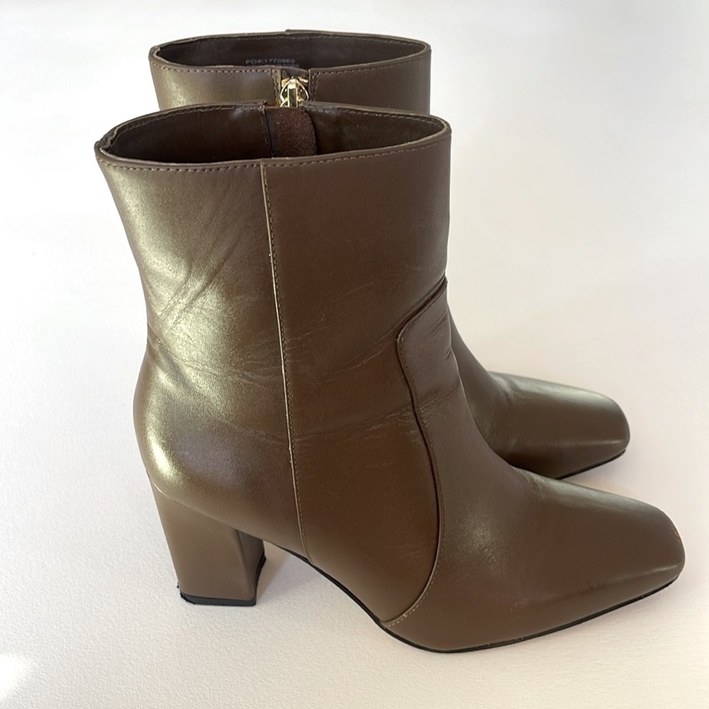 J. Crew Almond Toe Ankle Boots in Leather in Aged Oak Zip Sides Neutral Size 7.5